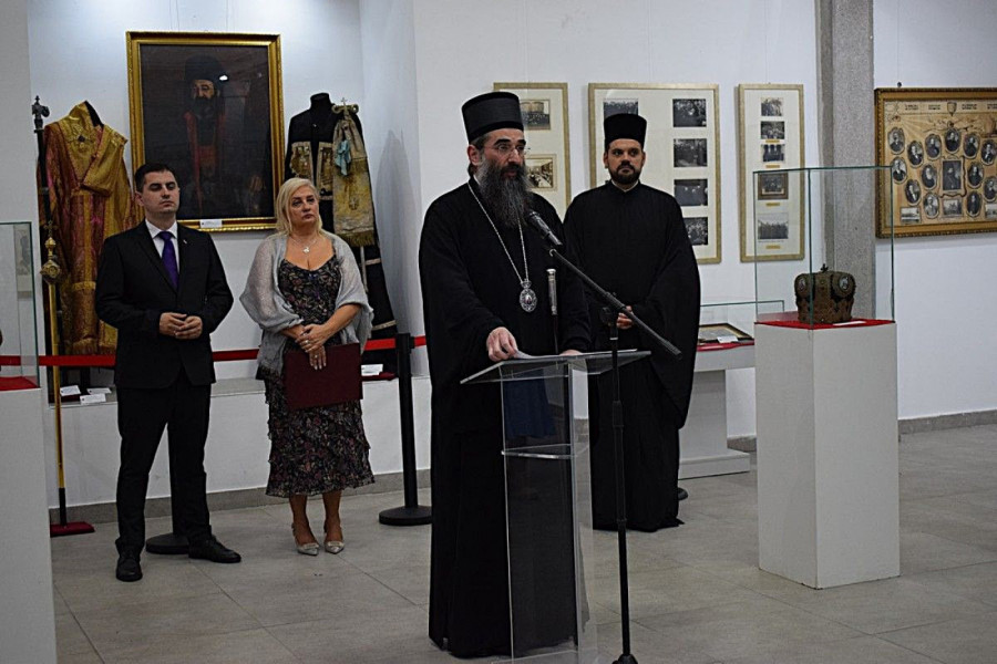 IZLOŽBA KOJA OTKRIVA NEPOZNATE DETALJE IZ ŽIVOTA SRPSKOG SVECA I DUHOVNOG VOĐE: “Služitelj mira i ljubavi” u Nišu (FOTO)