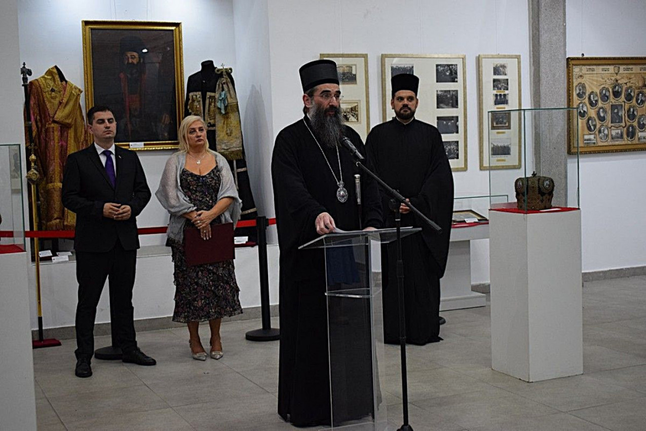 IZLOŽBA KOJA OTKRIVA NEPOZNATE DETALJE IZ ŽIVOTA SRPSKOG SVECA I DUHOVNOG VOĐE: “Služitelj mira i ljubavi” u Nišu (FOTO)