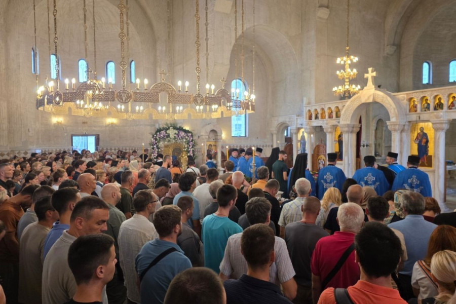 POČEO VELIKI CRKVENO-NARODNI SABOR NA NOVOM BEOGRADU: Patrijarh služi liturgiju pred čudotvornom ikonom, u porti se peče vo na ražnju