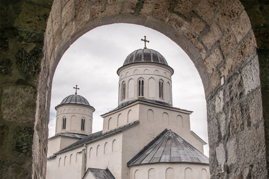 MANASTIR MILEŠEVA SE PRIPREMA ZA KTITORSKU SLAVU: Vladika Atanasije obišao svetinju pred praznik Svetog kralja Vladislava