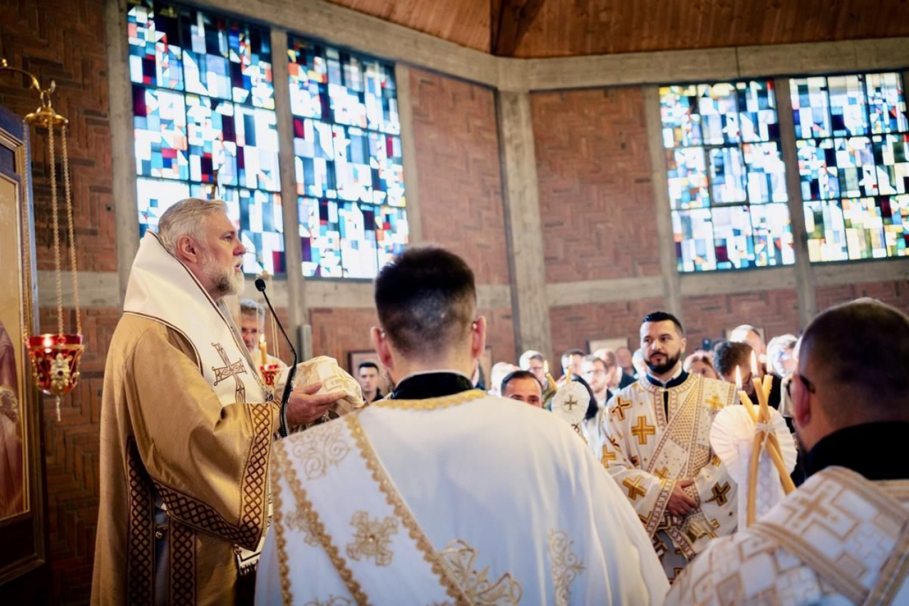 NOVA SRPSKA SVETINJA NA NEMAČKOM TLU: Vladika Grigorije osveštao Hram Svetog apostola Tome u Albštatu (FOTO)