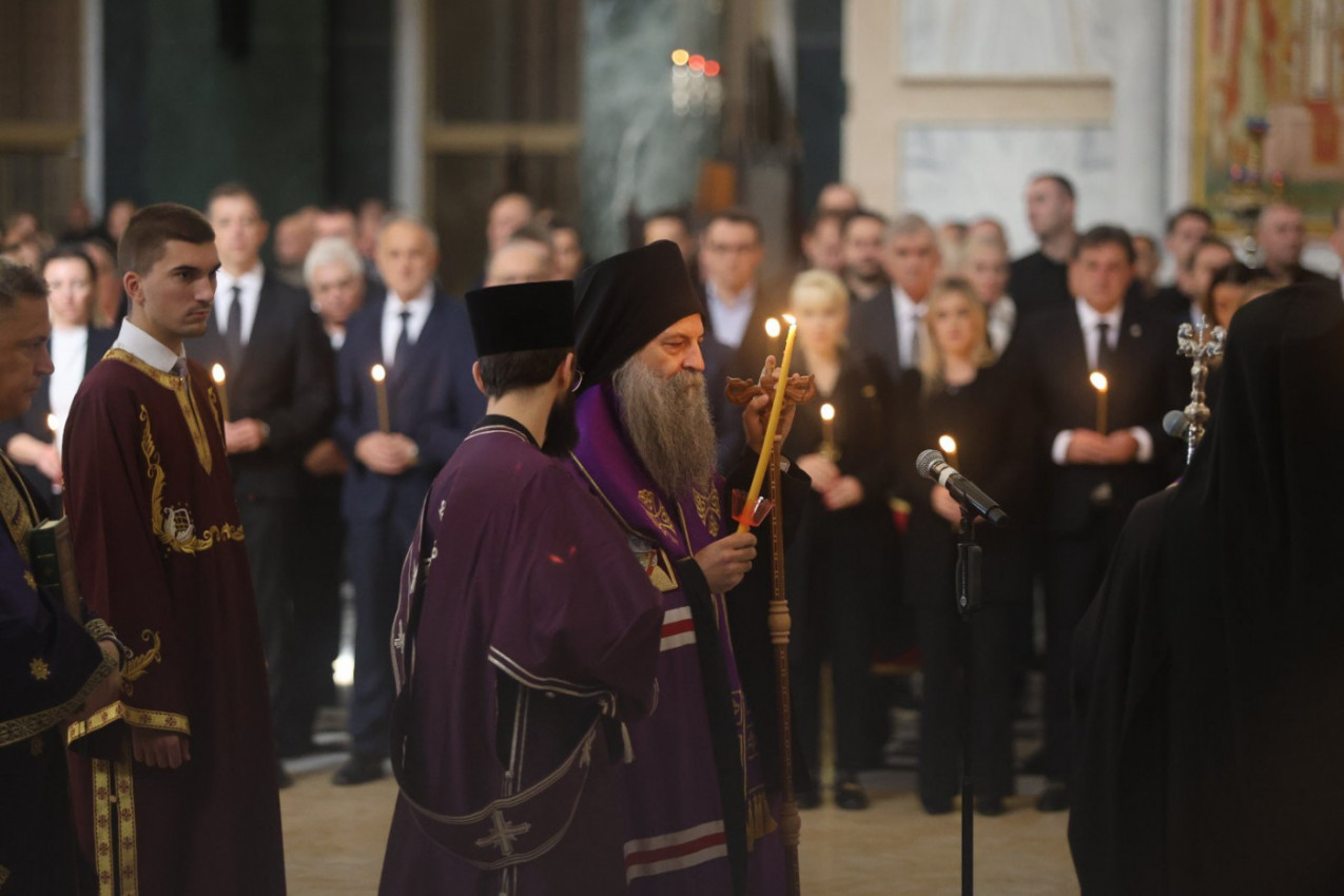 "NEKA NAM GOSPOD DA SNAGE I ODLUČNOSTI DA SVAKO OD NAS BUDE BOLJI, DA BI NAM SVIMA BILO BOLJE": Patrijarh služio parastos žrtvama tragedije u Novom Sadu (VIDEO)