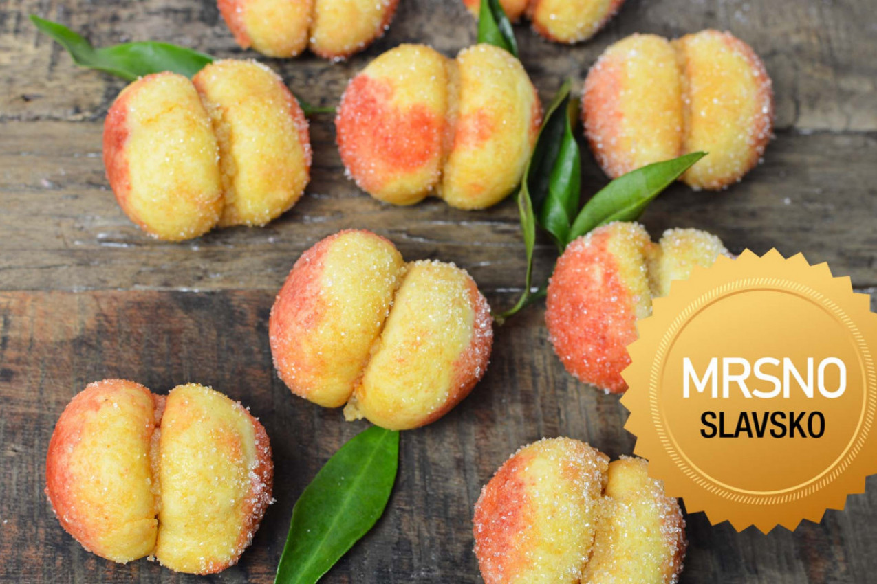 KOLAČI KOJI PRVI NESTANU SA SLAVSKOG STOLA: Starinski recept za breskvice donosi miris detinjstva, toplinu doma i radost zajedništva