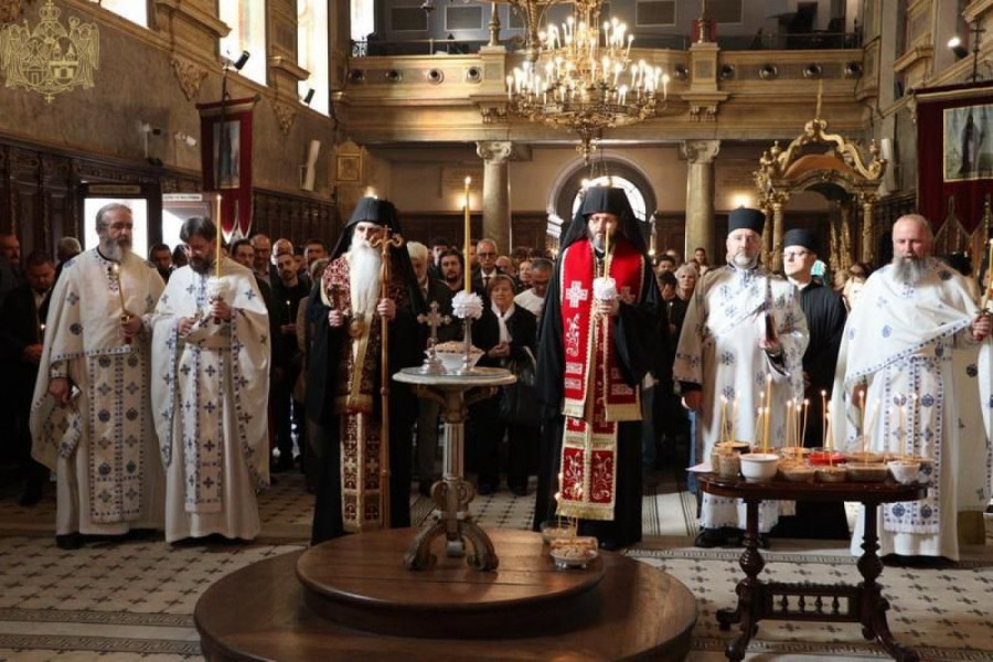 “ONI KOJI NEVINO STRADAJU NISU POMRLI”: Vladika Irinej služio parastos postradalima na Železničkoj stanici