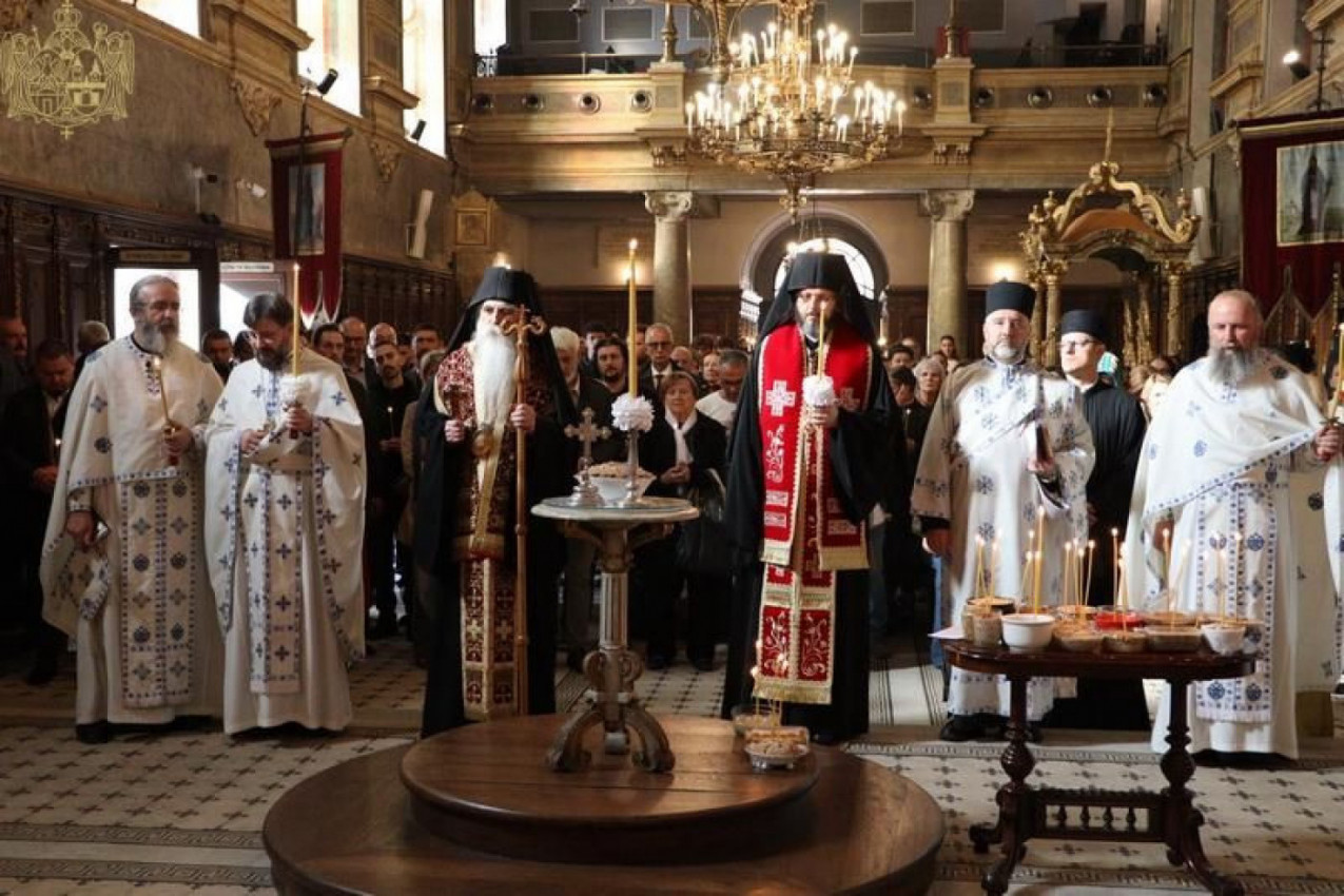 “ONI KOJI NEVINO STRADAJU NISU POMRLI”: Vladika Irinej služio parastos postradalima na Železničkoj stanici