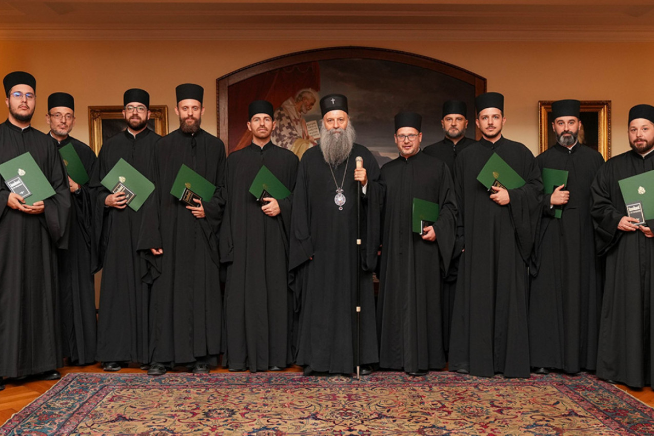 BLAGOSLOV U PATRIJARŠIJSKOM DVORU: Patrijarh Porfirije primio novorukopoložene đakone Arhiepiskopije beogradsko-karlovačke