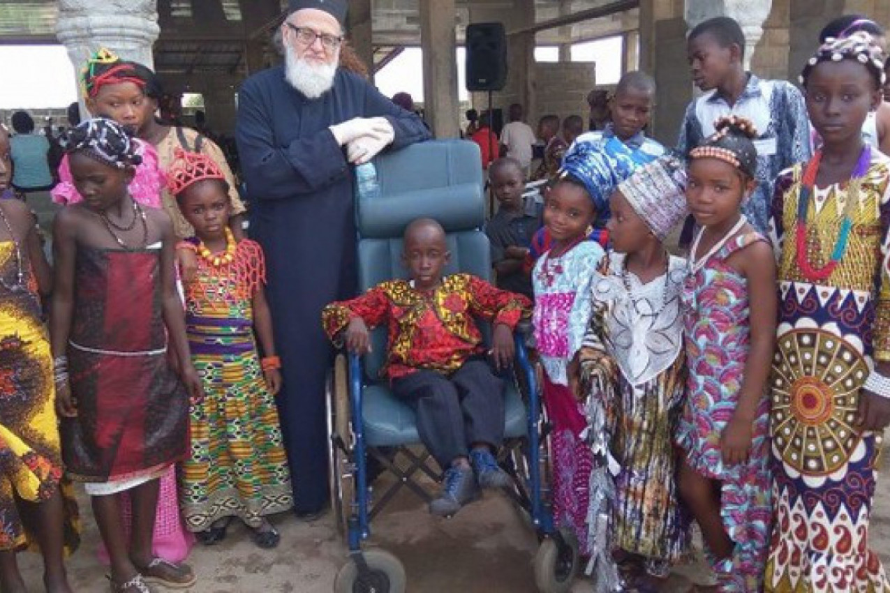 BIO JE U POPULARNOJ ROK GRUPI, SVIRAO SA ROLINGSTONSIMA, A ONDA POSTAO VLADIKA: Episkop Temistoklis preživeo ebolu i život posvetio veri i siromašnoj deci