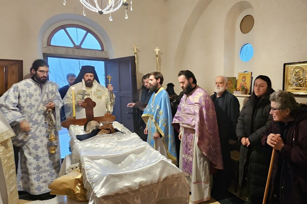 SUZE I MUK U DONJOJ MORAČI: Vladika Pajsije služio opelo bratu mitropolita Amfilohija