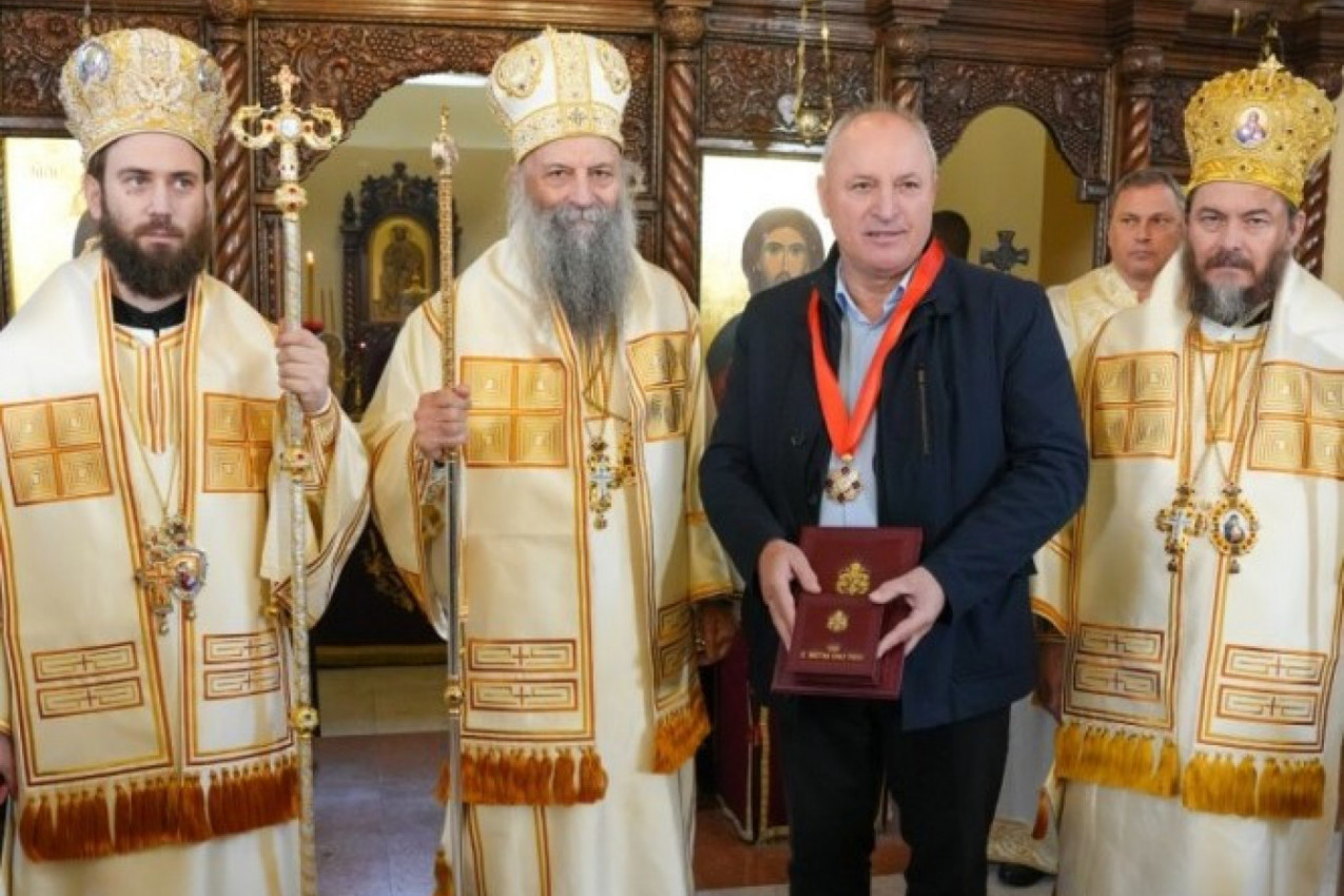 LITURGIJSKO SABRANJE U VINČI: Patrijarh Porfirije osveštao parohijski dom i odlikovao Zorana Anđelkovića Ordenom Svetog kralja Milutina