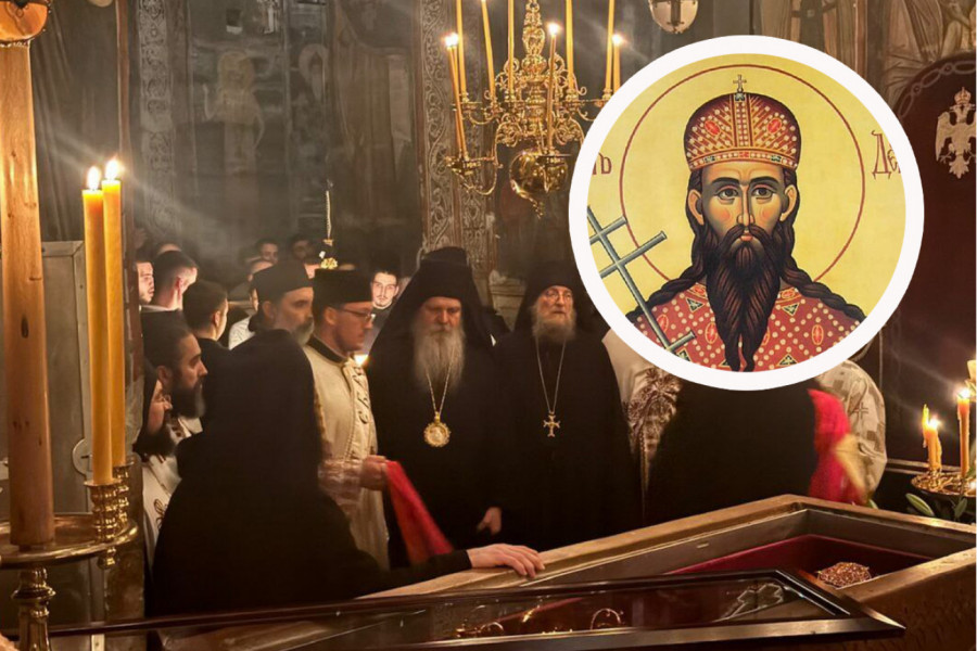 OTVOREN KIVOT SA MOŠTIMA SVETOG STEFANA DEČANSKOG: Vernici ispunili Visoke Dečane na veliki praznik (FOTO)