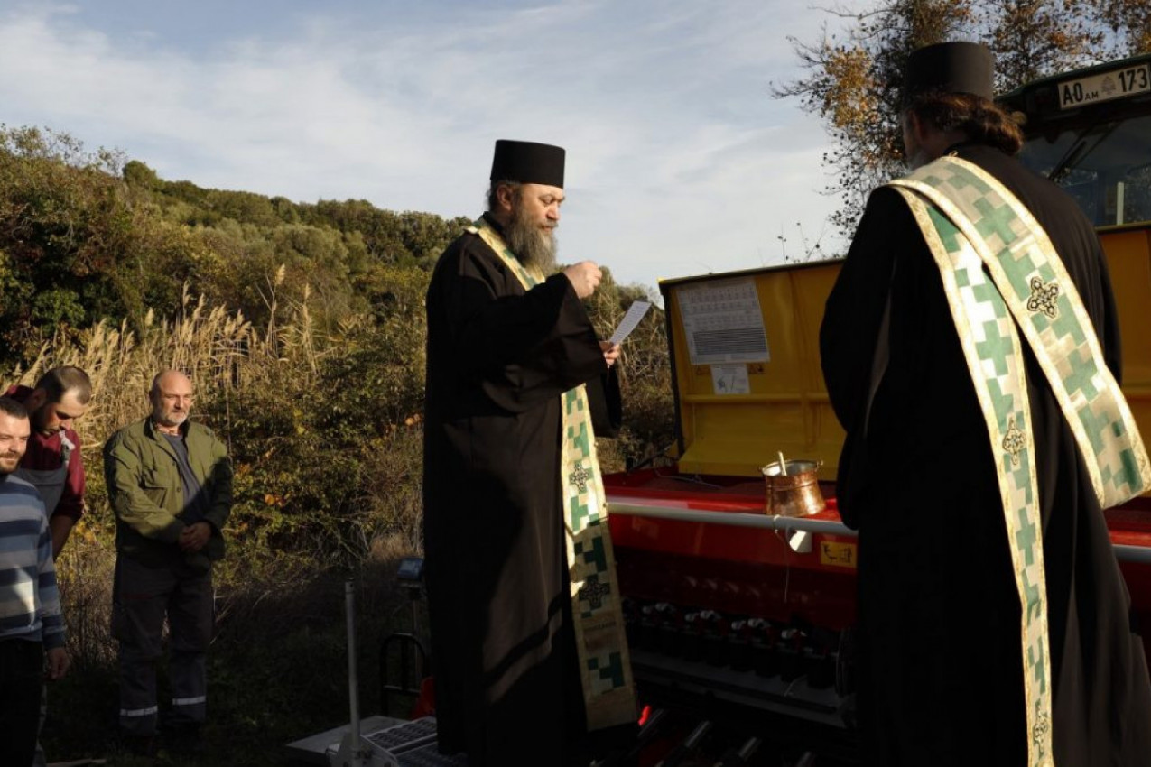 POVRATAK PREKINUTE TRADICIJE NA HILANDARU: Monasi ponovo na njivama, pritekli im u pomoć oci ruskog manastira Svetog Pantelejmona