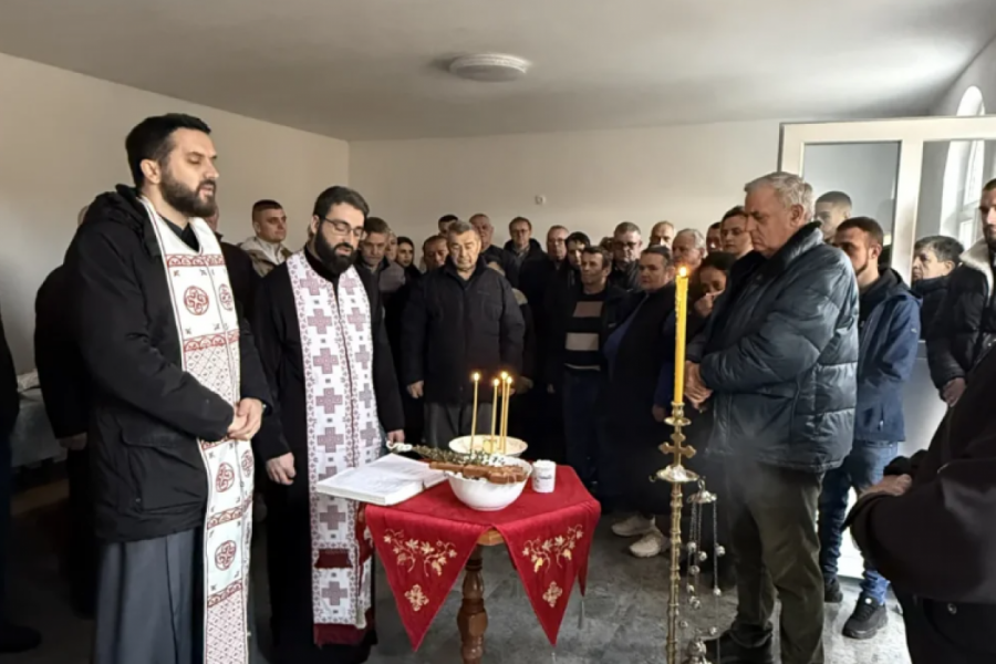 BEZ STRUJE, SA SUZAMA U OČIMA: Liturgija uz agregat u kosovskom selu Koš u koje se vratilo dvadesetak prognanih Srba