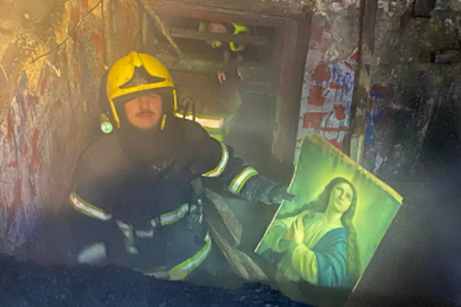 ČUDO BOŽJE U PORODIČNOJ KUĆI U SENTI - SVE IZGORELO OSIM SIMBOLA VERE: Vatrogasac Nenad iz zgarišta izneo neoštećenu ikonu