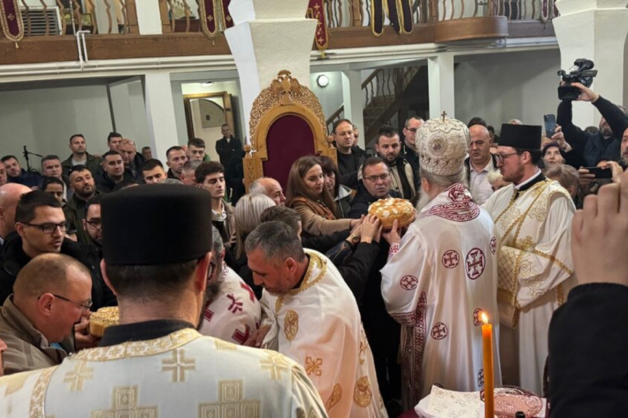 NAJDIRLJIVIJE SLIKE NIKOLJDANA STIŽU IZ PRIŠTINE: Liturgija u prepunom hramu u gradu u kom danas živi samo nekoliko Srba
