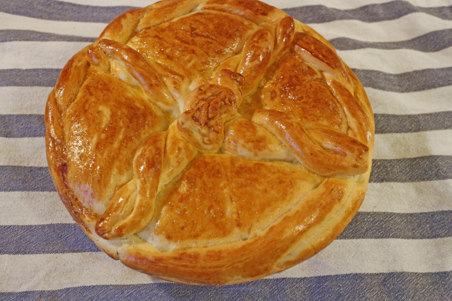 OVAKO SE PRAVI BOŽIĆNA POGAČA NA SVETOJ GORI: Recept starca Gavrila, glavnog svetogorskog kuvara