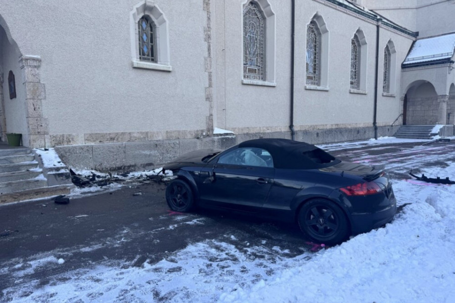 BEŽAO OD POLICIJE, PA SE AUTOMOBILOM ZAKUCAO U CRKVU: Vernici u šoku - policija traga za svedocima