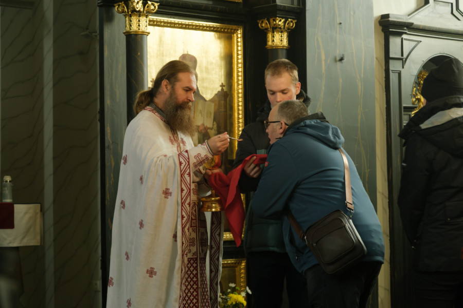 ZAŠTO POSLE PRIČEŠĆA NE TREBA CELIVATI IKONE I RUKU SVEŠTENIKU: Otac Dejan o grehu koji vernici nesvesno čine