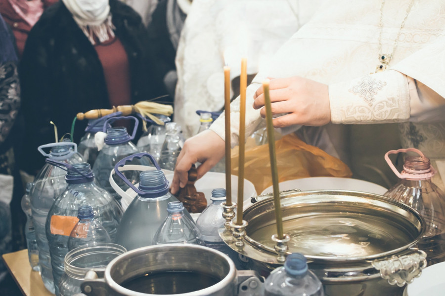 U ČEMU JE RAZLIKA IZMEĐU KRSTOVDANSKE I BOGOJAVLJENSKE VODICE I KAKO SE ONE KORISTE: Oci Crkve razrešili sve dileme