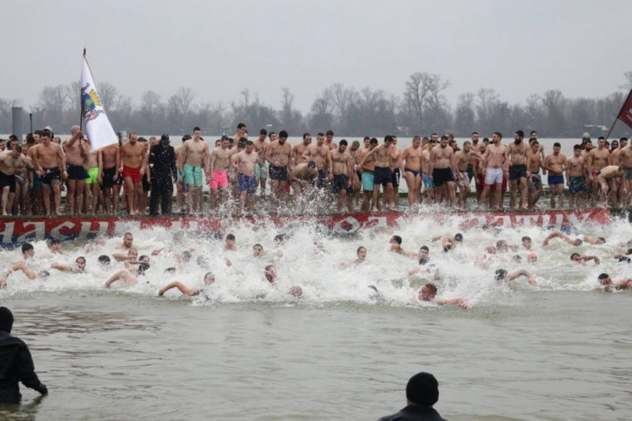 STUDENTKINJA MAŠA PRVA DOPLIVALA DO ČASNOG KRSTA U ZEMUNU: Vera jača od ledenog Dunava (VIDEO)