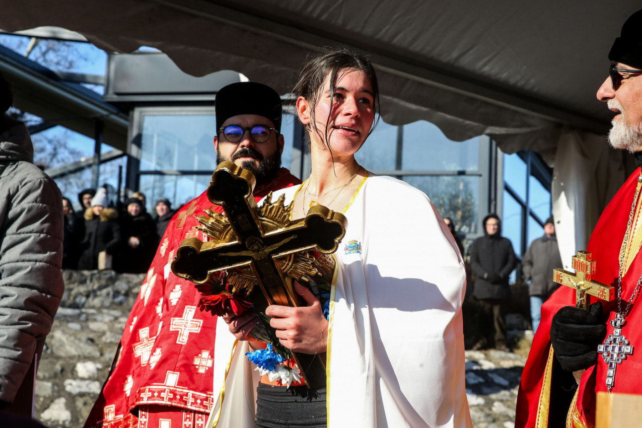 STUDENTKINJA MAŠA PRVA DOPLIVALA DO ČASNOG KRSTA U ZEMUNU: Vera jača od ledenog Dunava (VIDEO)