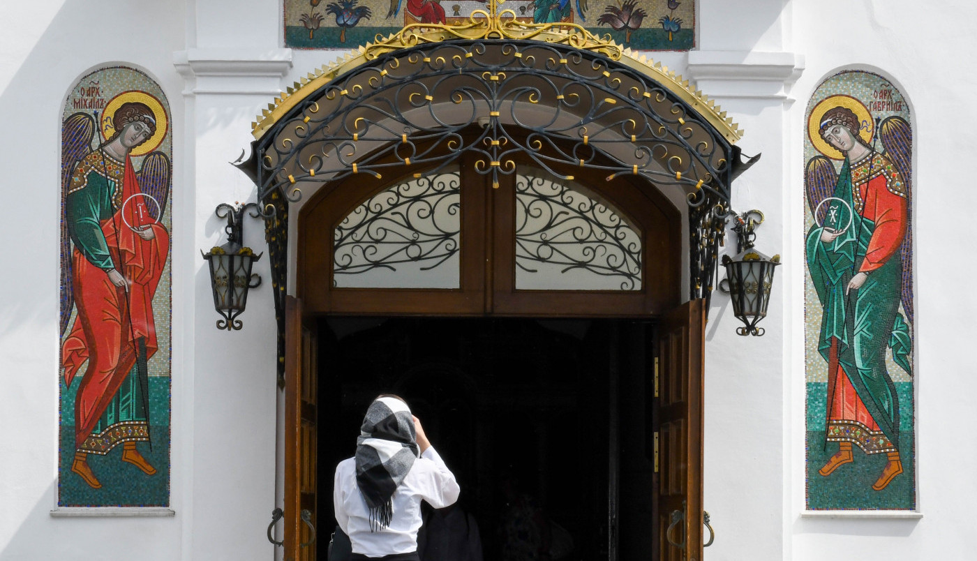 DA LI TREBA DA SE OKRENEMO KA OLTARU KAD IZLAZIMO IZ CRKVE: Teolog o onome što mnogi vernici rade, a ne znaju ključnu stvar