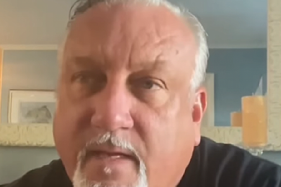 SVEŠTENIK GA JE ZLOSTAVLJAO, PA JE NAPUSTIO CRKVU I POSTAO JEDAN OD NAJBOGATIJIH BANKARA: Otac Den svedoči kako je ipak ostavio luksuz i postao sveštenik