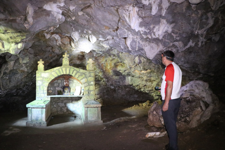 300 SRBA JE UŠLO TRAŽEĆI SPAS I NIKADA NISU IZAŠLI – TU SU OSTAVILI SVOJE KOSTI: Jedina pećina-crkva u Srbiji krije jezivu tajnu