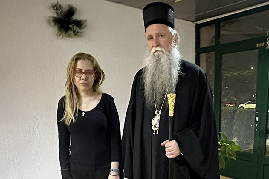 MITROPOLIT JOANIKIJE POSETIO BIVŠU MINISTARKU U KUĆNOM PRITVORU: Iz doma Vesne Bratić poslao važnu poruku