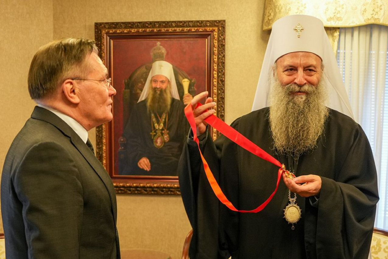 VISOKO CRKVENO PRIZNANJE ZA RUSKOG PRIVREDNIKA: Patrijarh Porfirije uručio Orden Svetog kneza Lazara direktoru Rosatom Alekseju Lihačovu