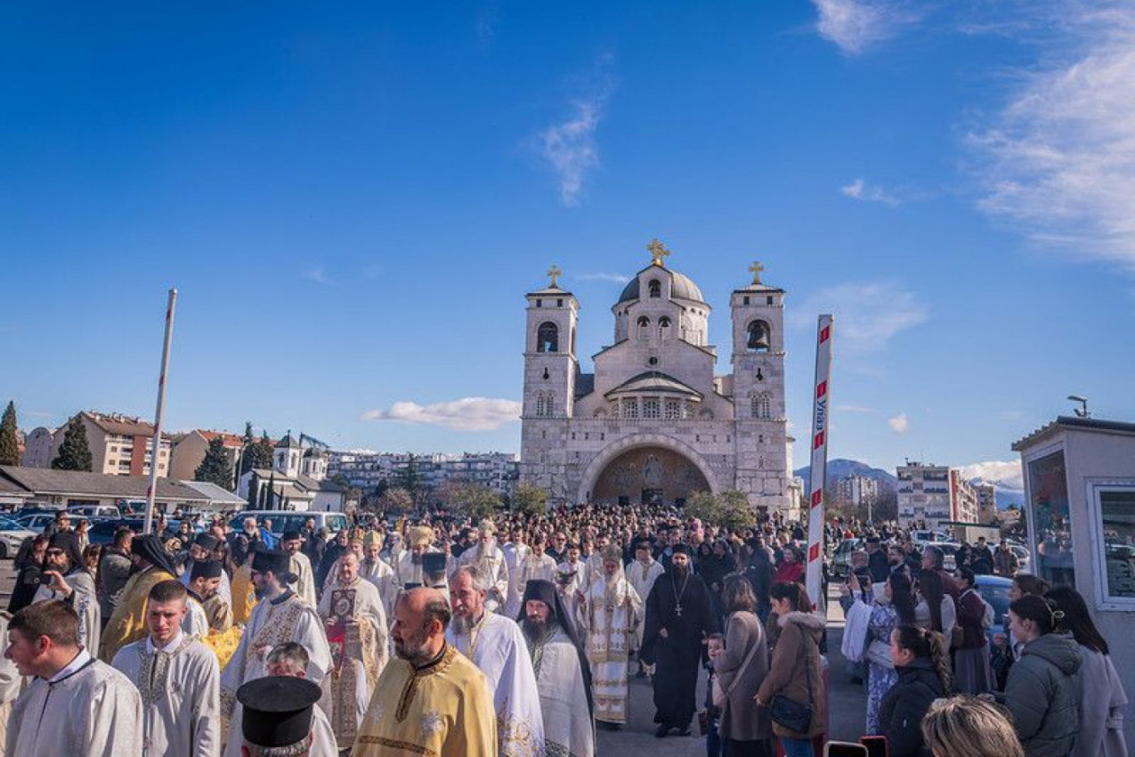 VELIČANSTVENA LITIJA ULICAMA PODGORICE: Reke vernika, monaštva i sveštenstva u krsnom hodu u slavu Svetog Simeona Mirotočivog (FOTO)