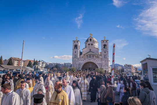 VELIČANSTVENA LITIJA ULICAMA PODGORICE: Reke vernika, monaštva i sveštenstva u krsnom hodu u slavu Svetog Simeona Mirotočivog (FOTO)