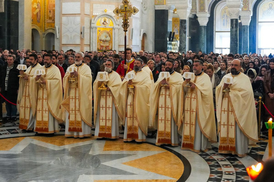 KAKO SE PRAVILNO PRIPREMITI ZA PONOĆNU LITURGIJU: Sve što treba da znate o prazničnim bogosluženjima tokom tri vaskršnja dana
