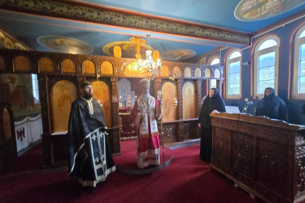 "POST POKREĆE NAJČISTIJA KRETANJA U DUŠI, SRCU, UMU ČOVEKA": Poruka vladike Atanasija na liturgiji pređeosvećenih darova u Mileševi