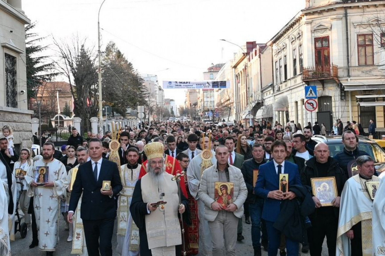 KRAGUJEVAC NA ULICAMA! Snažna poruka vladike Jovana: "Svako od nas nosi Božji pečat!" (FOTO)