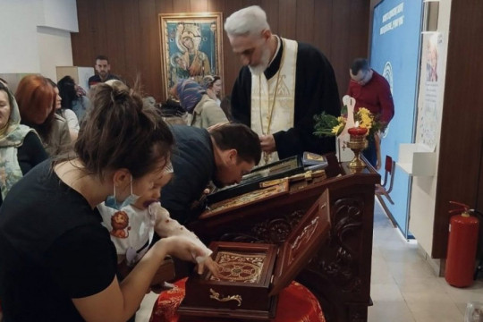 MOŠTI SVETOG NEKTARIJA U DEČJOJ BOLNICI: Trenutak koji je zaustavio žurbu u hodnicima Instituta za majku i dete (FOTO)