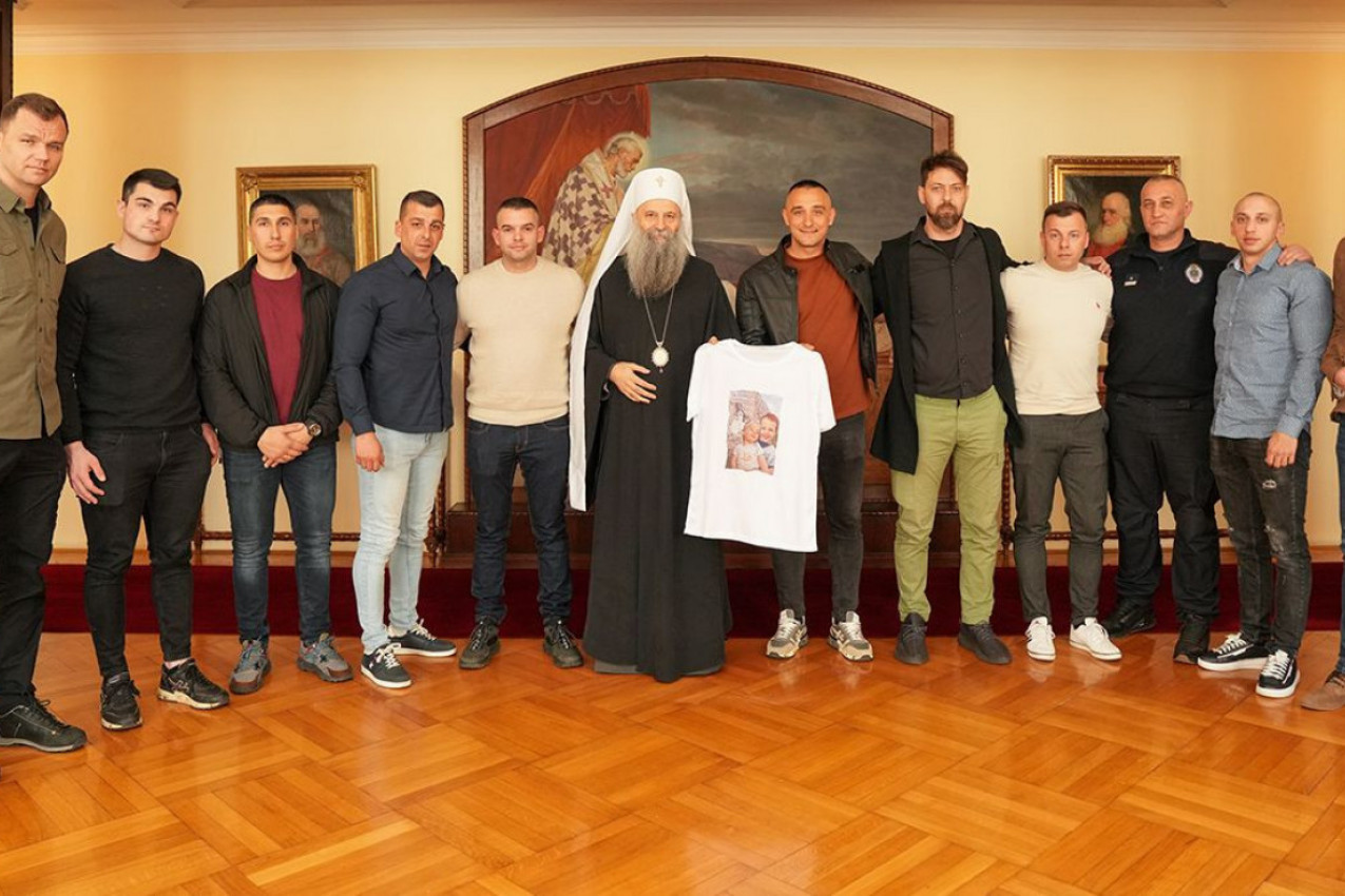 PEŠKE DO OSTROGA ZBOG DVOJE TEŠKO OBOLELE DECE: Patrijarh blagoslovio policajce koji kreću na put dug stotinama kilometara zbog lečenja Sofije i Feđe