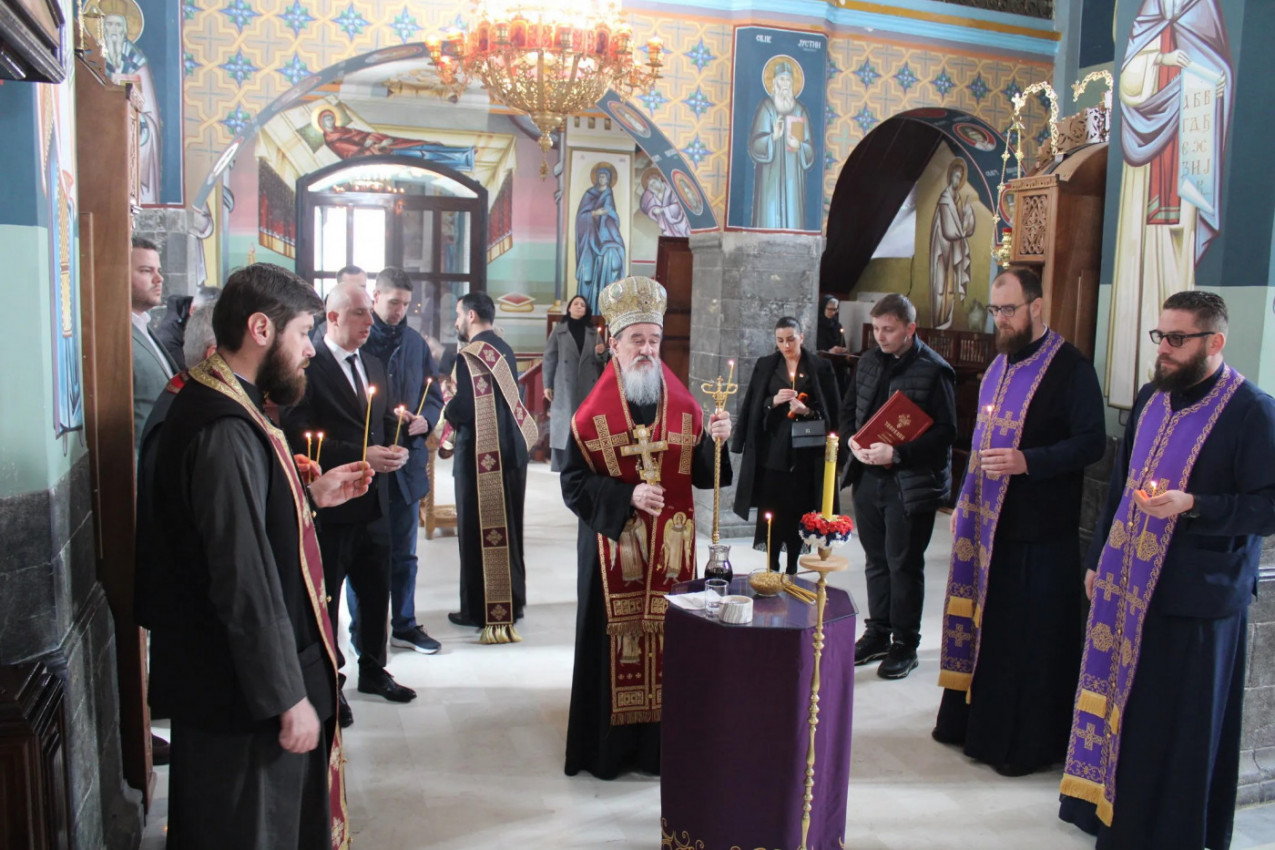 SEĆANJE KOJE BOLI: Mitropolit Atanasije služio parastos za nevino stradale u NATO agresiji