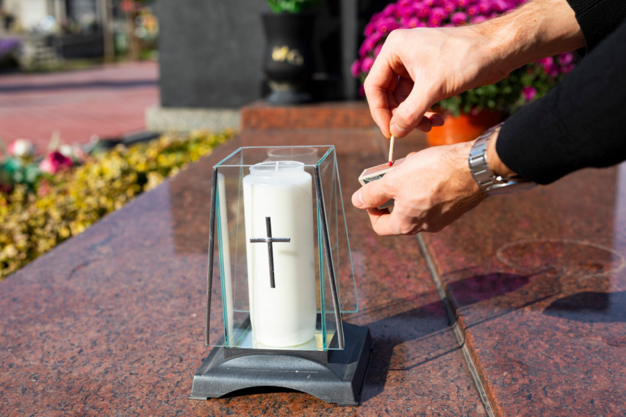 SME LI SVEĆA KOJA SE UGASILA NA GROBU DA SE VRAĆA KUĆI? Sveštenik rešava jednu od najvećih nedoumica vernika