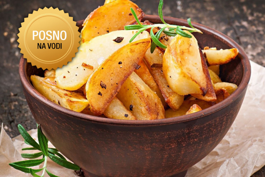 SAVRŠEN KROMPIR IZ RERNE BEZ KAPI ULJA ZA DANE POSTA NA VODI: Evo kako dobiti hrskavu koricu i sočan unutrašnji deo