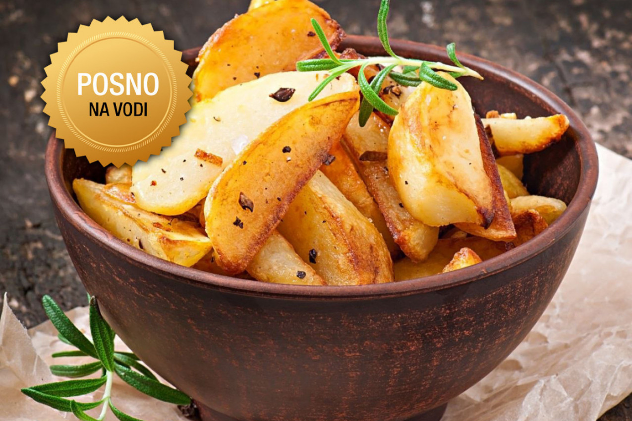 SAVRŠEN KROMPIR IZ RERNE BEZ KAPI ULJA ZA DANE POSTA NA VODI: Evo kako dobiti hrskavu koricu i sočan unutrašnji deo