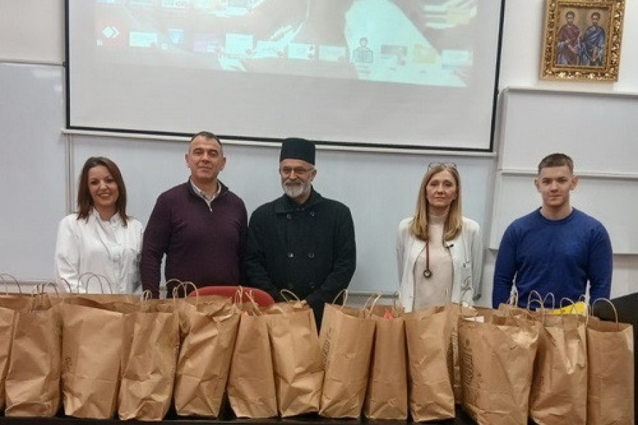 VRBICA U BOLNICI: Eparhija bačka paketićima obradovala obolelu decu (FOTO)