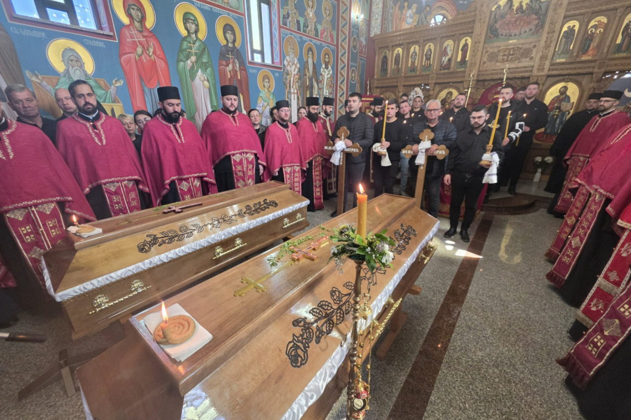 SUZE, BOL, TUGA I "VJEČNAJA PAMJAT": Potresne slike na opelu i sahrani sveštenika Nenada i popadije Nedeljke
