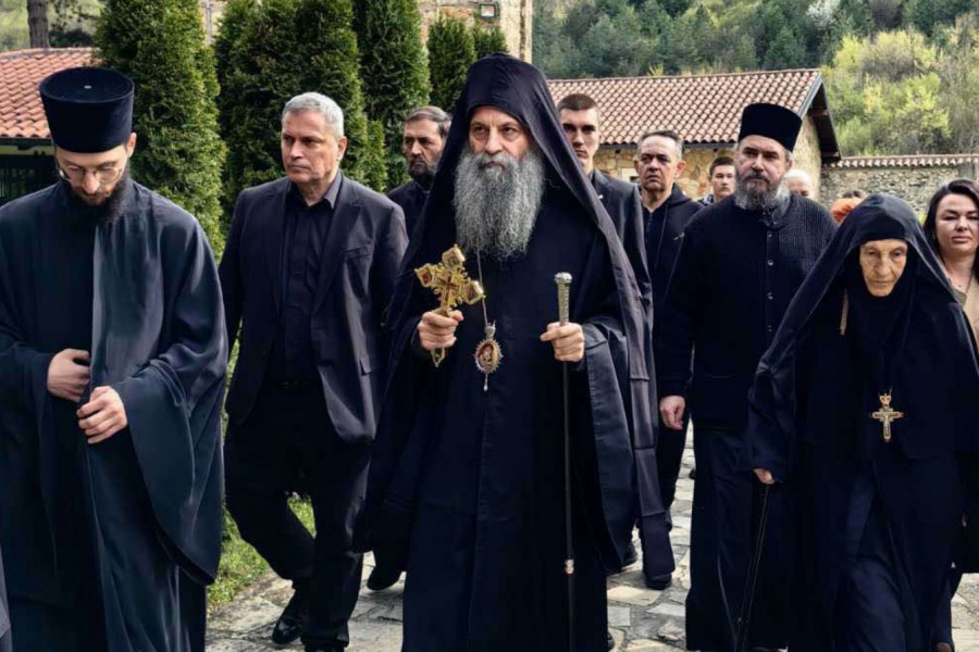 PATRIJARH SRPSKI PORFIRIJE STIGAO NA KOSOVO I METOHIJU: Večeras predvodi službu iznošenja Plaštanice u Pećkoj patrijaršiji (FOTO)