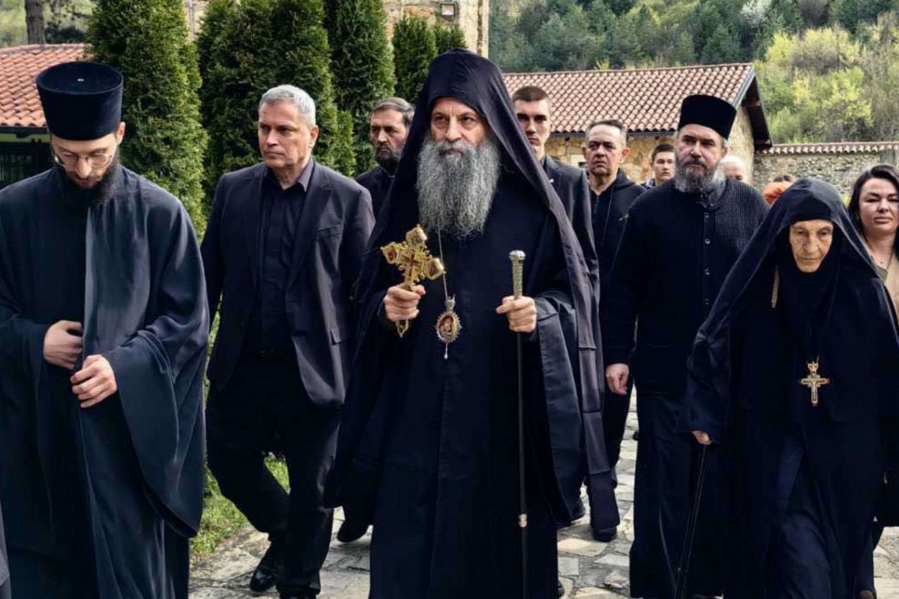 PATRIJARH SRPSKI PORFIRIJE STIGAO NA KOSOVO I METOHIJU: Večeras predvodi službu iznošenja plaštanice u Pećkoj patrijaršiji (FOTO)