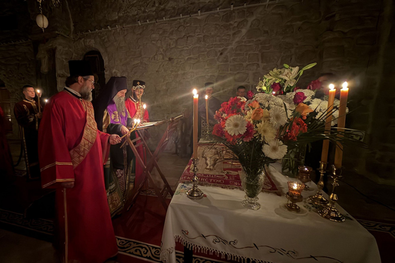 NOĆ KADA SE SVETLO RAĐA IZ TAME: Patrijarh Porfirije u Pećkoj patrijaršiji služio večernje sa iznošenjem Plaštanice i poslao važnu poruku (FOTO)