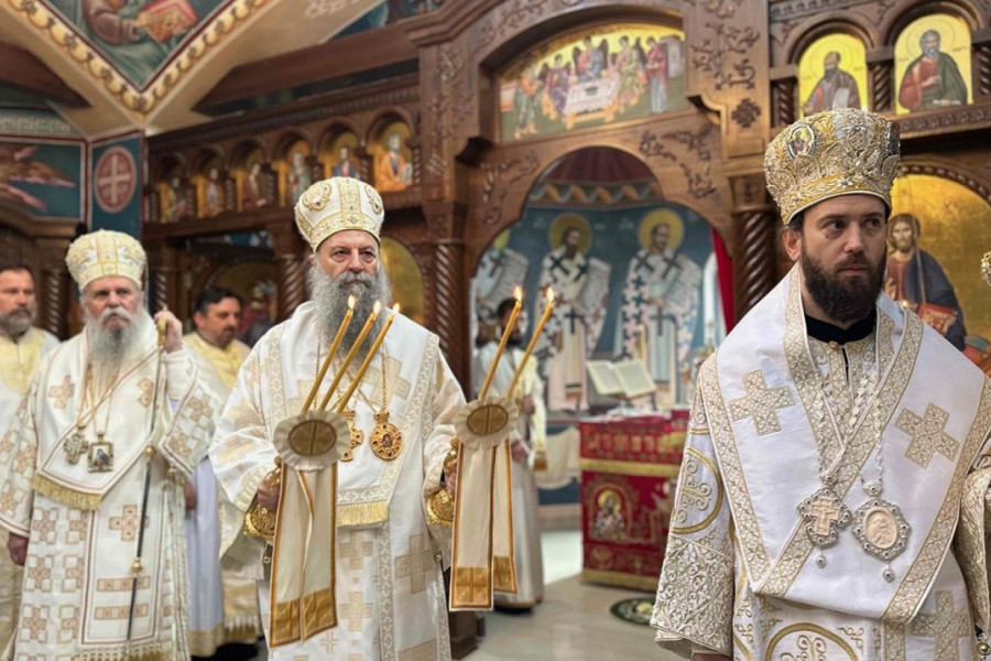 PRAZNIČNO SABRANJE U SVETINJI NADOMAK BEOGRADA: Patrijarh Porfirije osvetio paraklis i konak u manastiru Mislođin