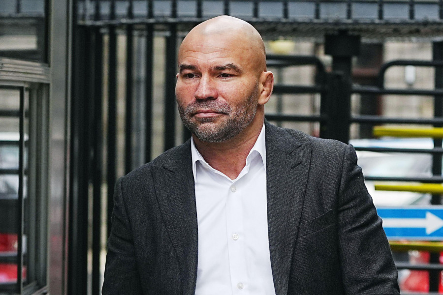 ČUVENA SVETSKA ZVEZDA PREŠLA U PRAVOSLAVLJE: Objave Konora Mekgregora sa ruskim sveštenikom i molitva pred Bogorodicom podigle buru širom sveta