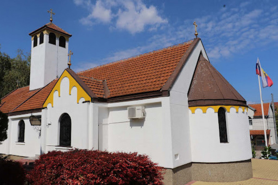 SABLASNO – OSKRNAVLJEN PRVI BEOGRADSKI HRAM PODIGNUT POSLE DRUGOG SVETSKOG RATA: Crvena boja preko ikona Hrista i Bogorodice uznemirila vernike (VIDEO)