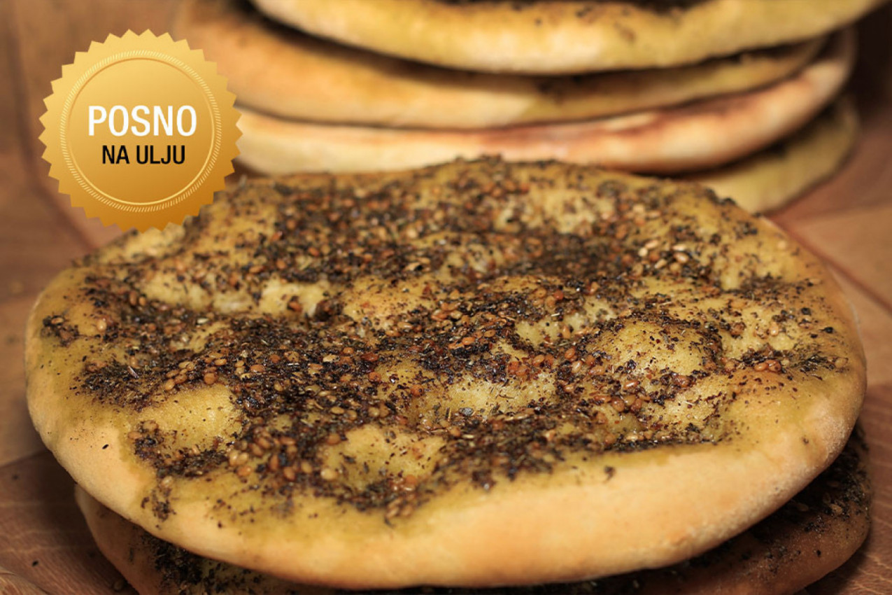 STARINSKA POGAČA KOJA IZNENAĐUJE VEĆ PRI SEČENJU: Luk, kim i testo koje se pamti