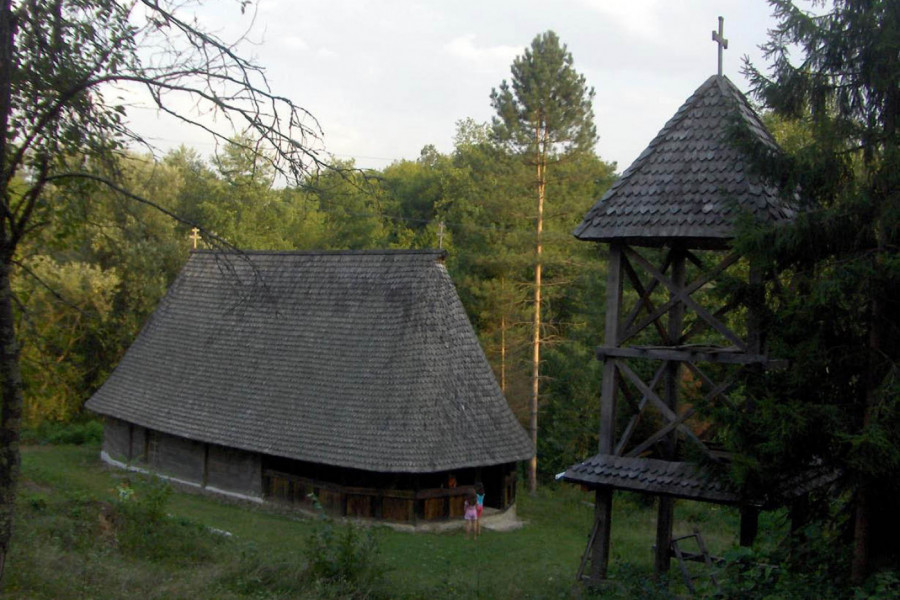 KLJUČ OD OVE SVETINJE NE DOBIJA SVAKO: Skrivena crkva brvnara na obroncima planine Povlen
